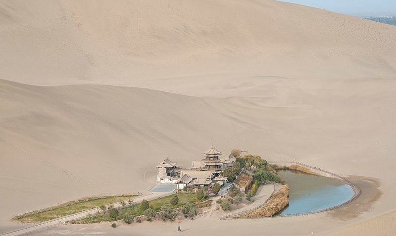 Оазис полумесяца посреди пустыни в округе Дуньхуан существует уже 2000 лет