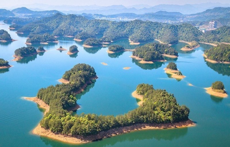 Рукотворное "озеро тысячи островов" - Цяньдаоху, создано в 1959 году руками человека