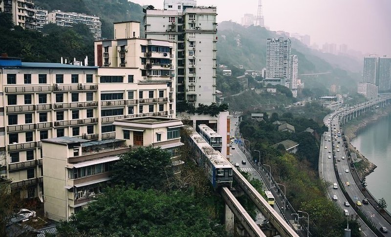 Легкий монорельс в Чуньцине, построенный специально для проезда через арки жилых домов