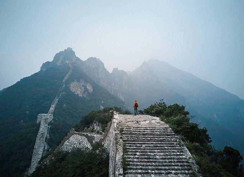 Великая Китайская стена протяженностью более 21 000 километров привлекает ежегодно 10 миллионов туристов