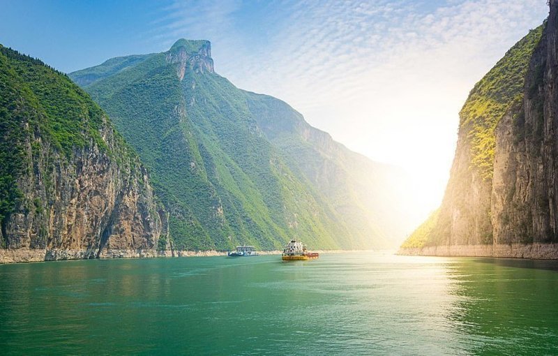 Река Янцзы, самая длинная река в Азии, в окружении холмов