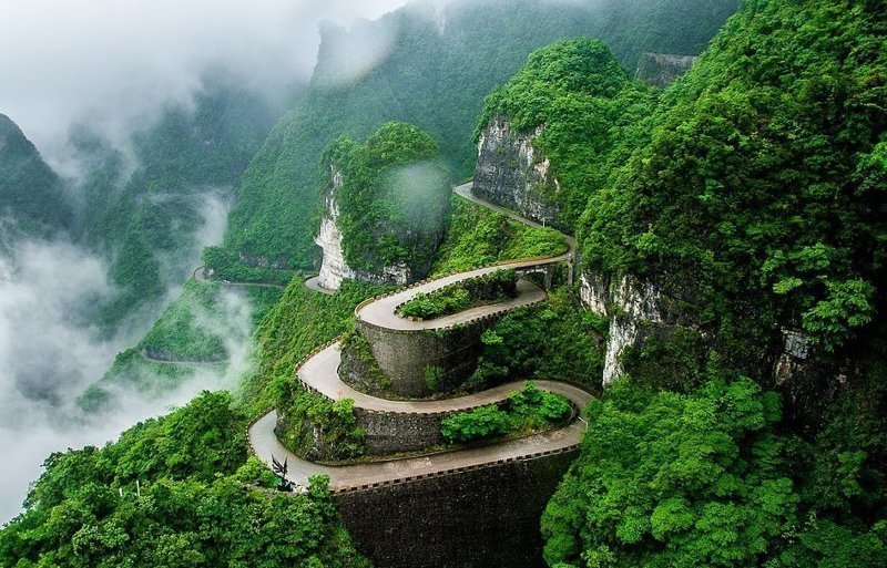 Горная дорога в национальном парке на горе Тяньмэнь