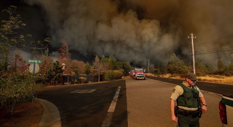 Пожар в Калифорнии могли бы предотвратить быстрее. Что пошло не так?
