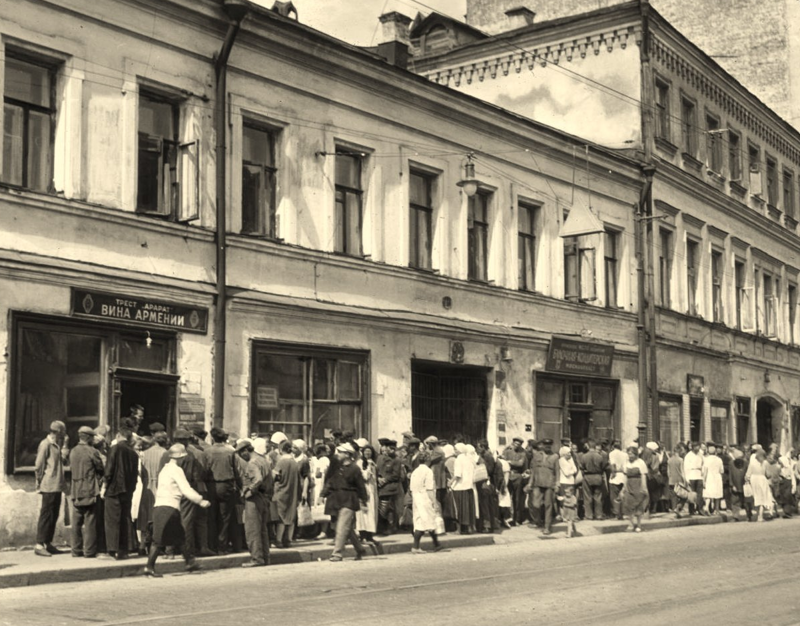 25. Огромная очередь в магазин Вина Армении, 1931 год, Москва