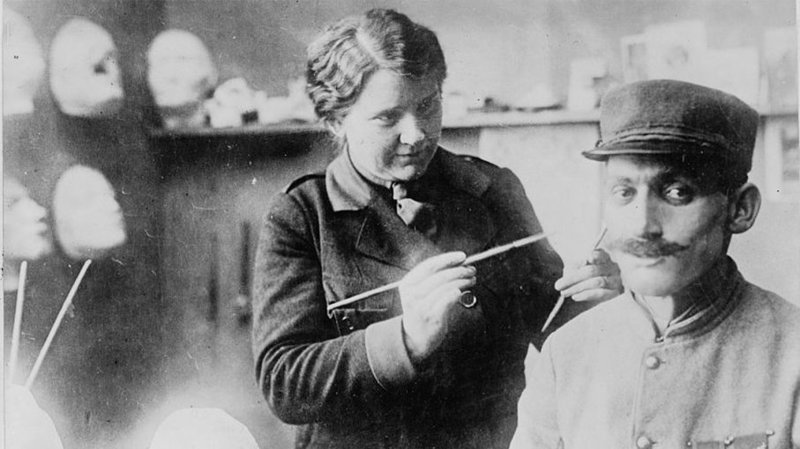 На снимке - скульптор из США Анна Колмэн Уоттс Лэдд, которая в 1917 году мигрировала вместе с супругом-доктором во Францию. 