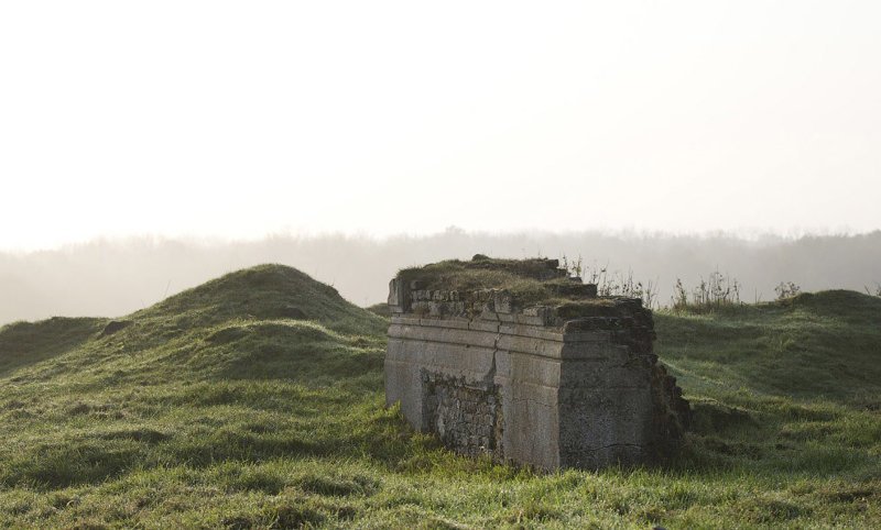 Остатки замка Chateau de la Hutte в Пелогерете, Бельгия. Замок из-за его высокого расположения служил наблюдательным пунктом для британской артиллерии, но вскоре был уничтожен немецкой артиллерией. 