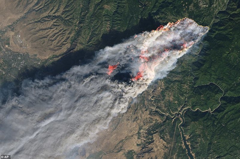 Появились также снимки разрушительного пожара Кэмп со спутника NASA