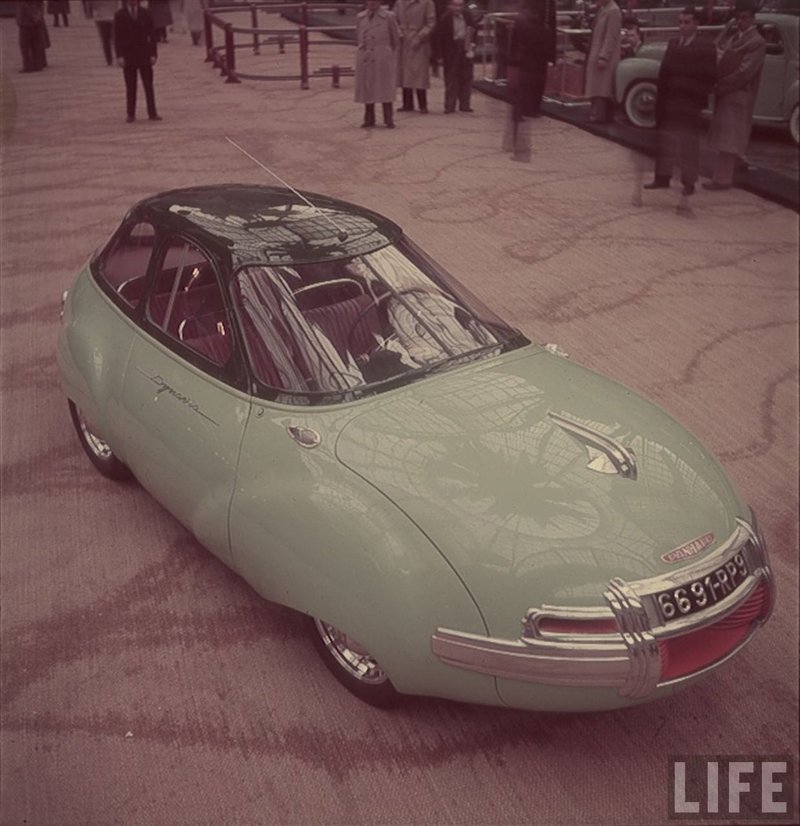 «Авиационный» дизайн кузова капель Dynavia произвел фурор, когда прототип был представлен Panhard на Парижском автосалоне в 1948 году.