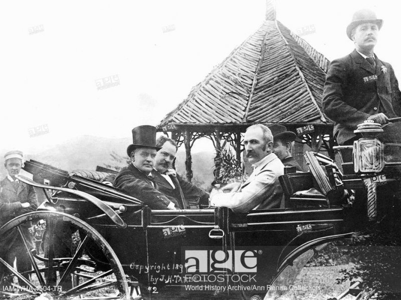 Уильям МакКинли (на фото в цилиндре) считается первым президентом США, прохватившим на автомобиле