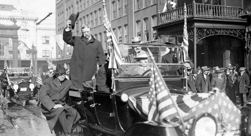 Теодор Рузвельт приветствует сторонников из салона фаэтона Fawick Flyer