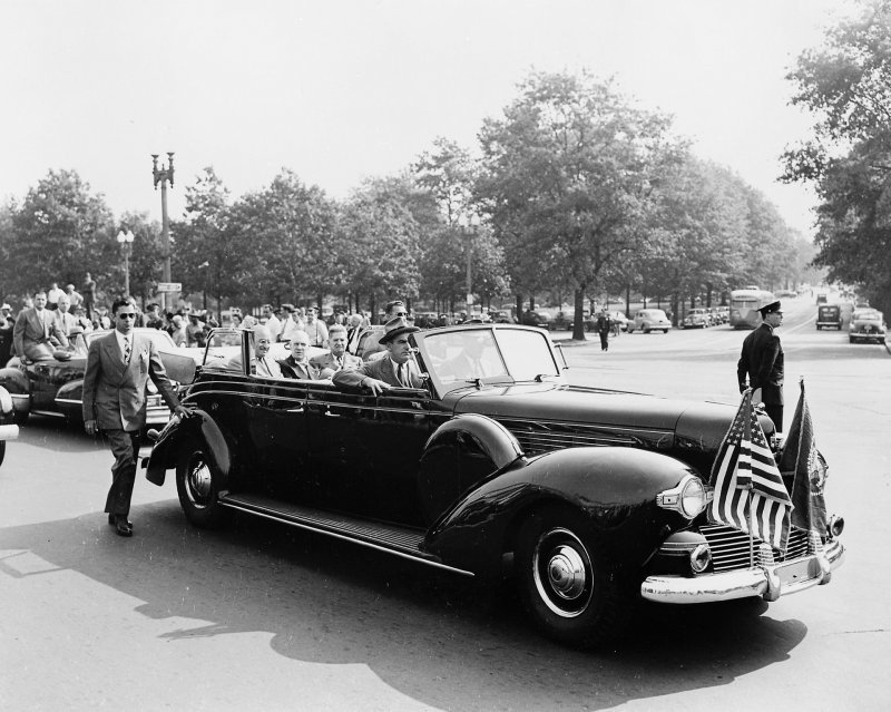 Гарри Трумен и его Lincoln. Сотрудники безопасности хорошо видны на фото, но насколько безопасен автомобиль без крыши?