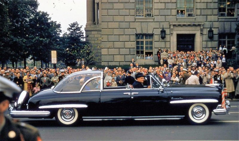 Lincoln Presidental Limousine Дуайта Эйзенхауэра. Стеклопластиковый съемный колпак в задней части кузова защищает разе что от непогоды