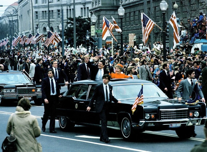 Рональд Рейган с супругой тоже любили приветствовать публику высунувшись через люк лимузина. Нынешним президентам такие вольности охрана не разрешает