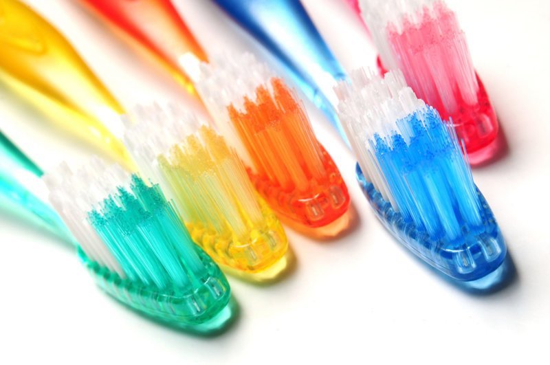 Для дезинфекции зубных щеток, расчесок, мочалок хорошо на ночь намылить их, а потом тщательно промыть. Делайте это периодически
