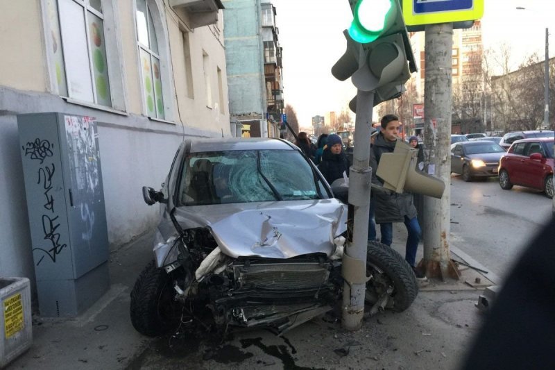 Авария дня. В Екатеринбурге кроссовер на тротуаре сбил несколько человек