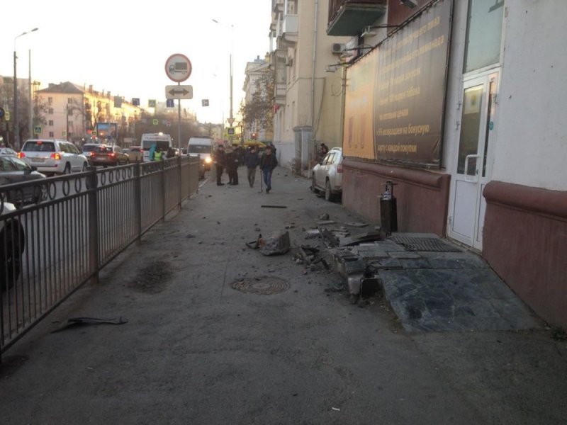 Авария дня. В Екатеринбурге кроссовер на тротуаре сбил несколько человек