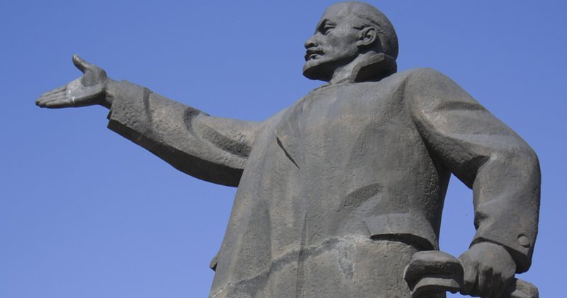 Россияне хотят видеть резиновую куклу в виде Ленина