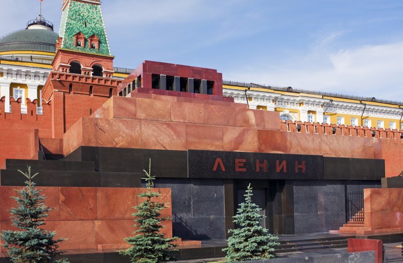 Россияне хотят видеть резиновую куклу в виде Ленина