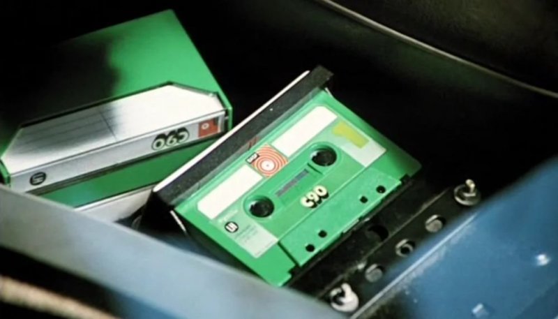 Компакт-кассета была представлена в 1963 году корпорацией Philips. Относительно дешевая и удобная в обращении компакт-кассета долгое время (с начала 1970-х до конца 1990-х годов) была одним из самых популярных аудионосителей.