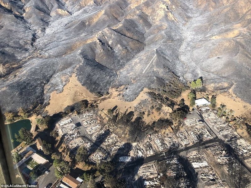 Второй пожар - Woolsey Fire - разгорелся на другом конце Калифорнии, рядом с Лос-Анджелесом.