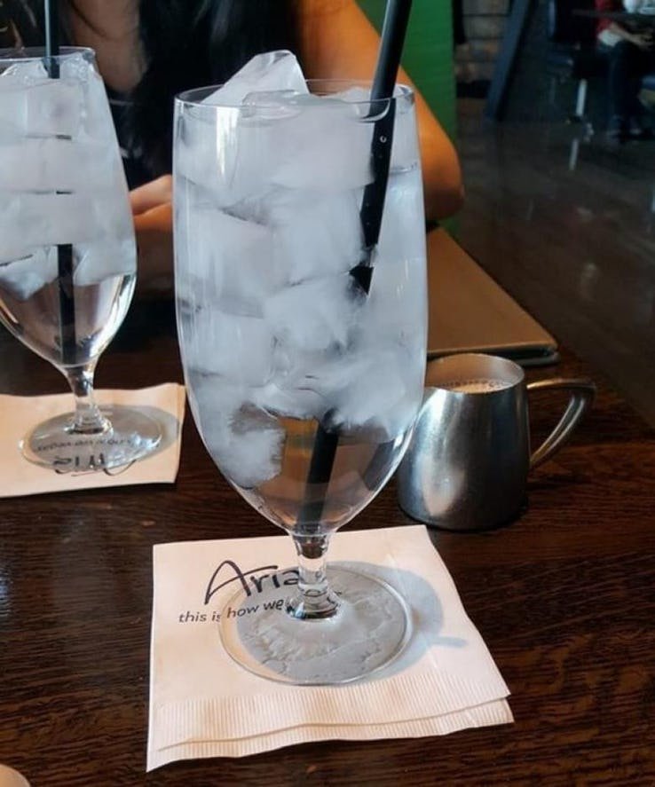 1. Вода со льдом. Жарко или холодно на улице, неважно - воду с кубиками льда подают почти во всех американских ресторанах.