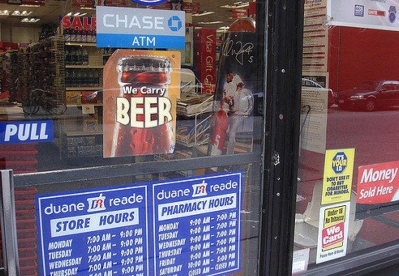 2. В аптеках продаются еда, напитки, и в том числе пиво (Вывеска на аптеке: "У нас есть пиво!")