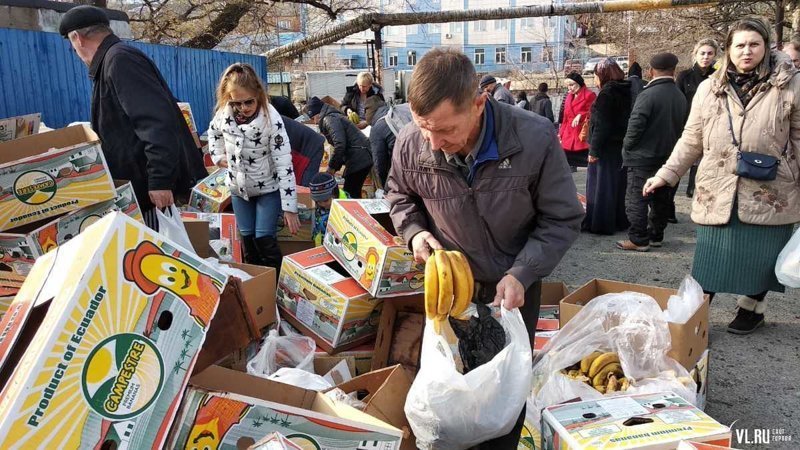 Во Владивостоке предприниматель бесплатно раздает бананы всем желающим
