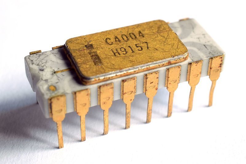 15.11.1971 американская фирма Intel выпустила свой первый микропроцессор, совершивший революцию в электронике и изменивший мир. Модель 4004 была размером с ноготь и обладала вычислительной мощностью, первого компьютера ENIAC, созданного в 1946-м и за