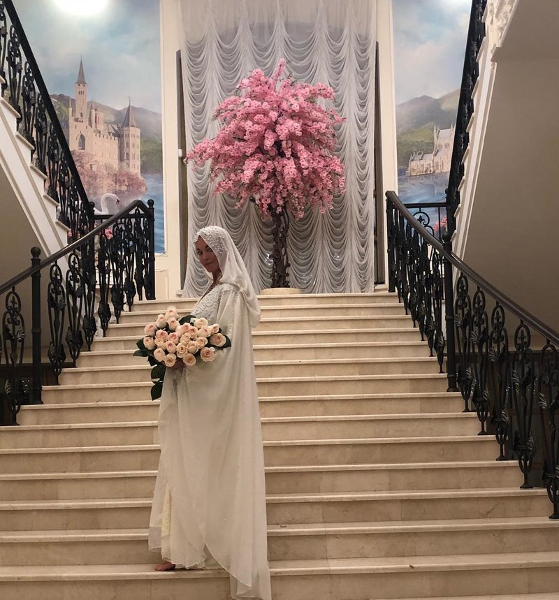 "Не идет тебе - глаза наглые": Волочкову осудили за фото в хиджабе