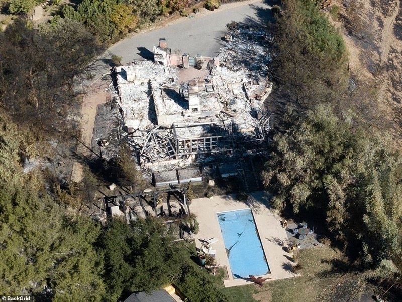 На аэрофотоснимках видны дома Майли Сайрус и Лиама Хемсворта, которые были полностью разрушены огнем