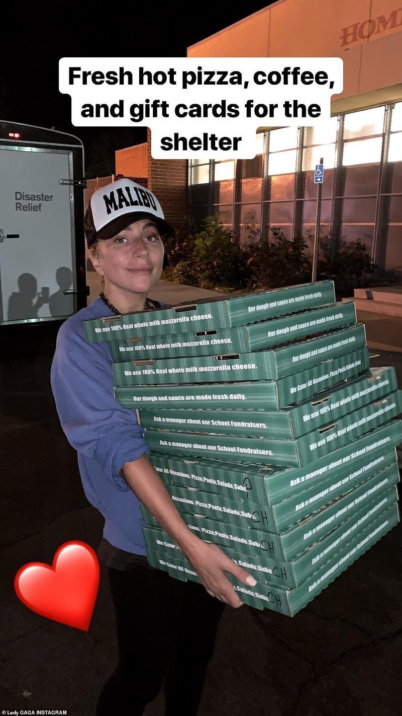 Леди Гага направляется в эвакуационный центр Красного Креста в Лос-Анджелесе, чтобы доставить пиццу