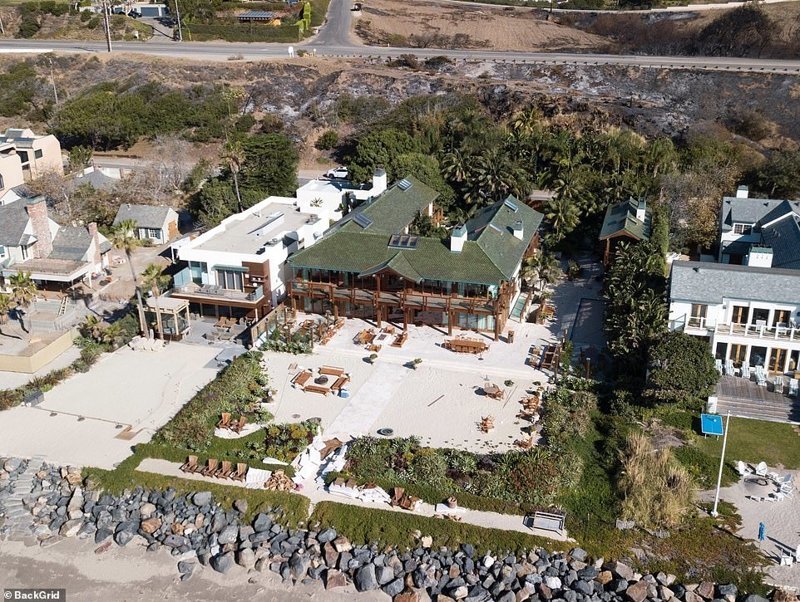 Пляжный дом Пирса Броснана стоимостью 3,5 миллиона долларов также едва уцелел в этом огне, как можно заметить по земле вокруг его собственности