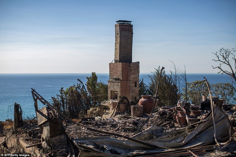 В понедельник подруга Робина Тика Эйприл Лав Гири также разместила душераздирающее фото их разрушенного особняка