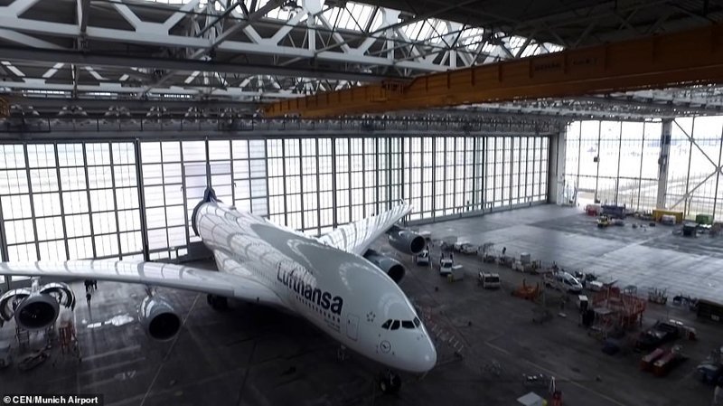 Крупнейший в мире пассажирский авиалайнер Airbus A380 не влез в ангар для самолетов Международного аэропорта Мюнхена, и руководство придумало решение.
