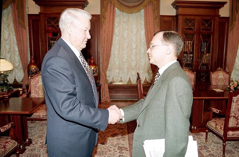 23 марта 1998 г. Борис Ельцин отправляет в отставку правительство Виктора Черномырдина и назначает и. о. премьера Сергея Кириенко