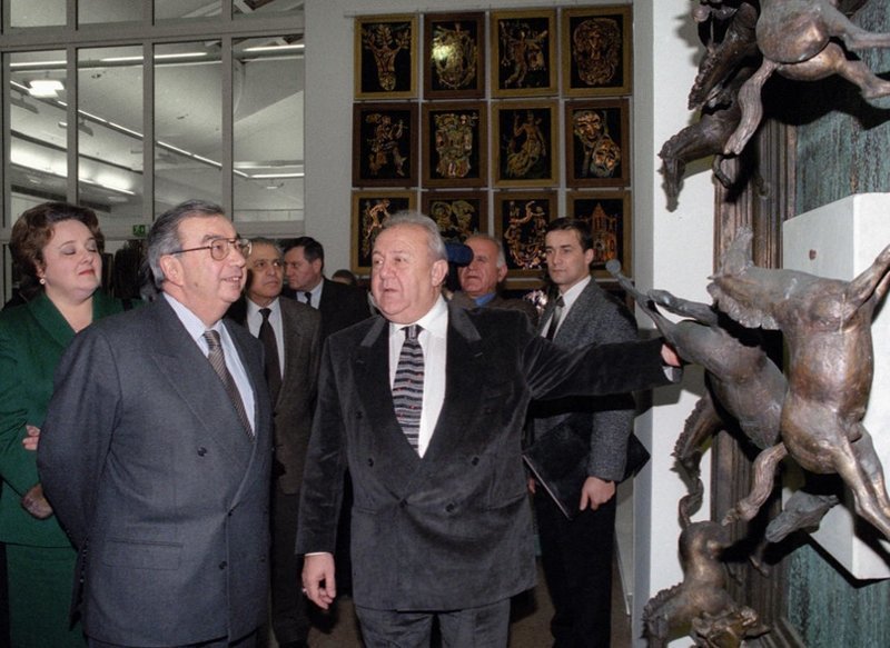 Глава правительства России Евгений Примаков на выставке скульптора Зураба Церетели.