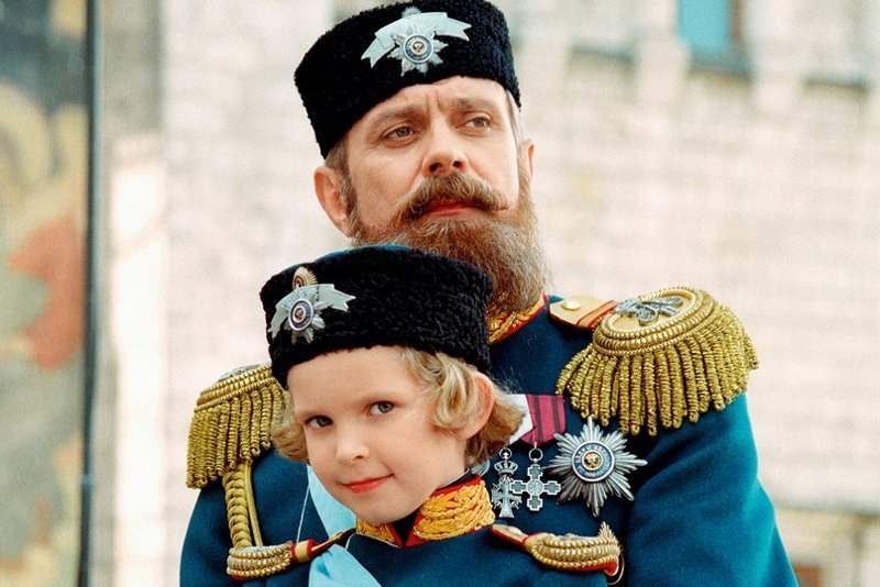 Главной кинопремьерой 1998 г. стал "Сибирский цирюльник" Никиты Михалкова, в которой режиссёр сыграл роль царя