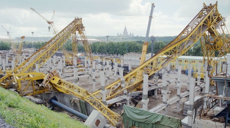 Вид на два поваленных крана строящегося в районе Бережковской набережной моста в результате урагана.