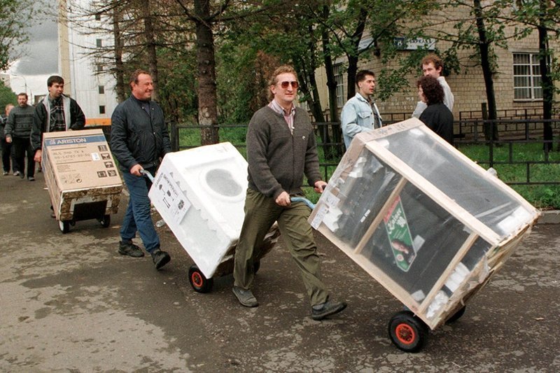Москвичи тащат из магазина бытовую технику и электронику, август 1998 г.