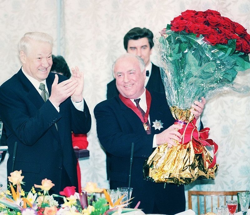 23 августа 1998 г. Борис Ельцин отправляет правительство Сергея Кириенко в отставку. И. о. премьера становится Виктор Черномырдин 