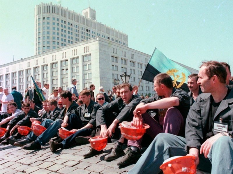 Шахтеры Инты и Воркуты, прибывшие в Москву, пикетируют Дом правительства РФ, 1998 г.
