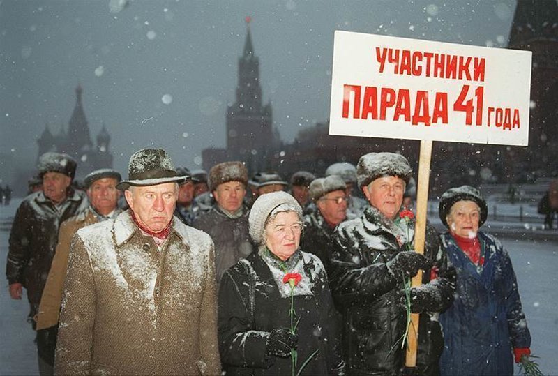 7.11.1997 состоялся торжественный парад ветеранов Великой Отечественной. 250 участников парада 7 ноября 1941 года прошли по Красной площади.