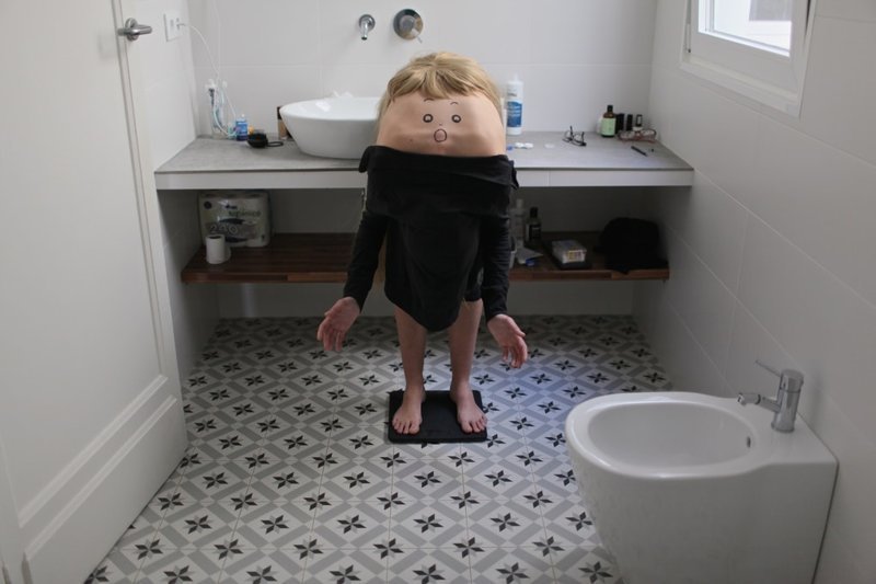 Фотограф загибает людей в крендель и рисует лица на их спине