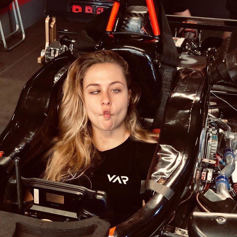 София Флерш — 17-летняя гонщица «Формулы-3», сломавшая позвоночник