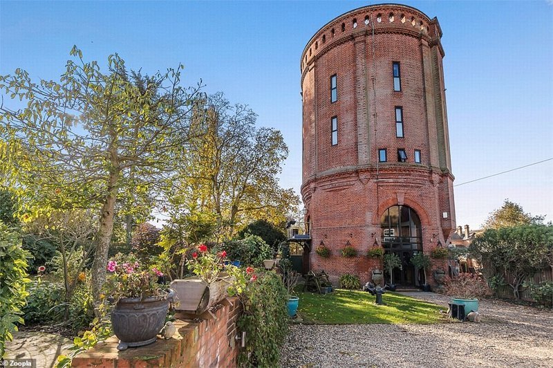 Собственность продается за 1,6 миллионов фунтов стерлингов, продажу ведет агентство по недвижимости Heritage