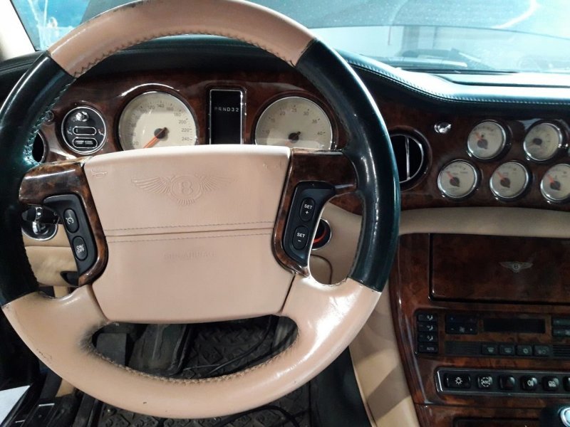 Богатые тоже плачут: роскошный Bentley на газу