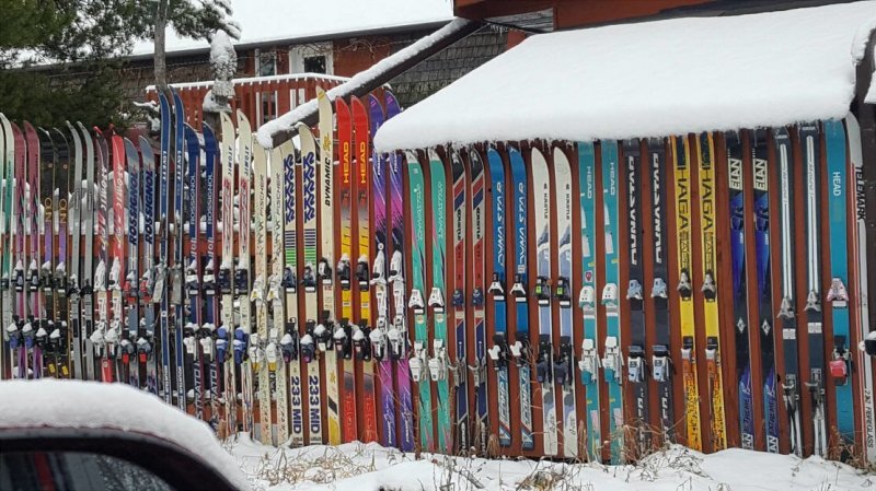 Забор  из старых лыж