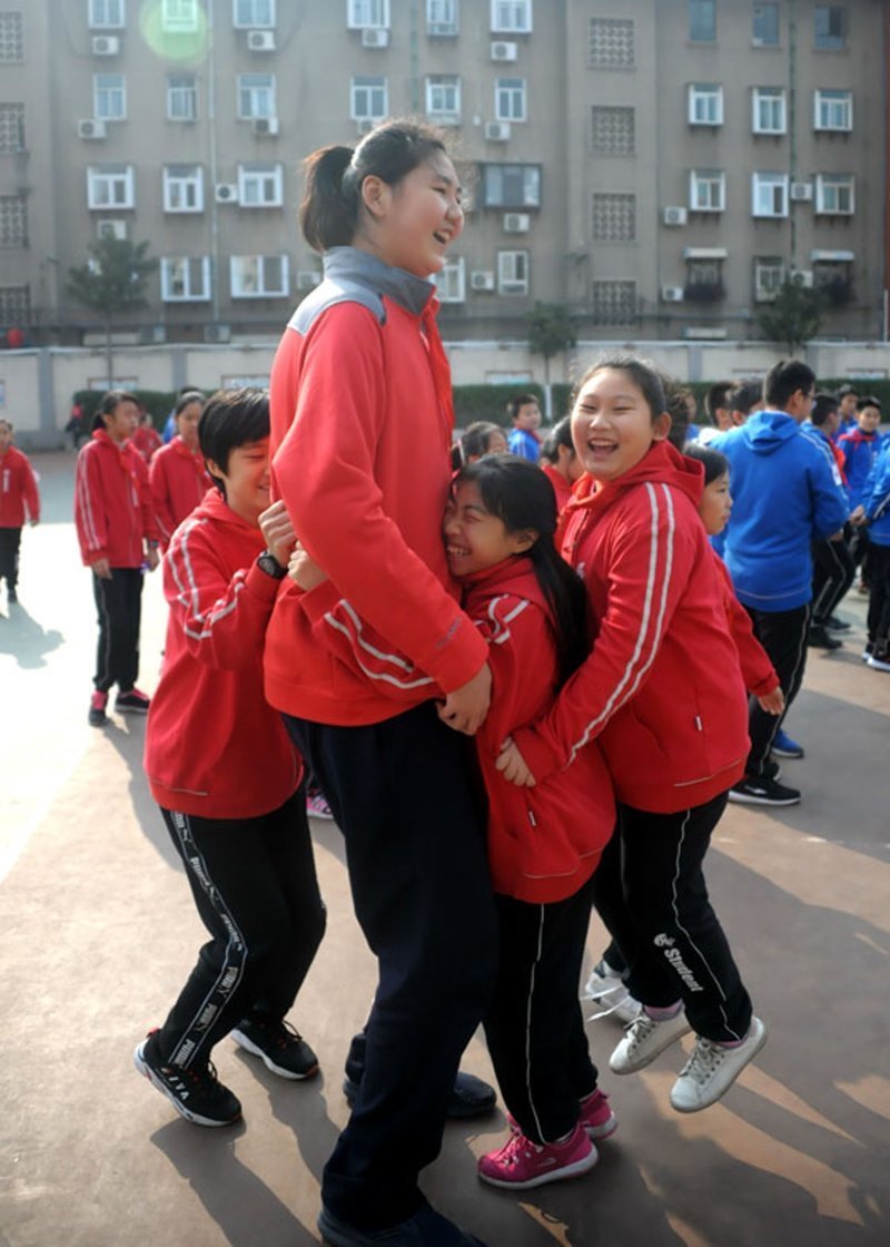 Эта китаянка в свои 11 лет имеет рост 208 сантиметров