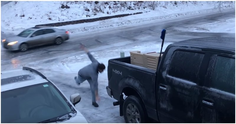 На Аляске папа всласть накатался по льду, пытаясь достать из машины игрушечную кухню дочери