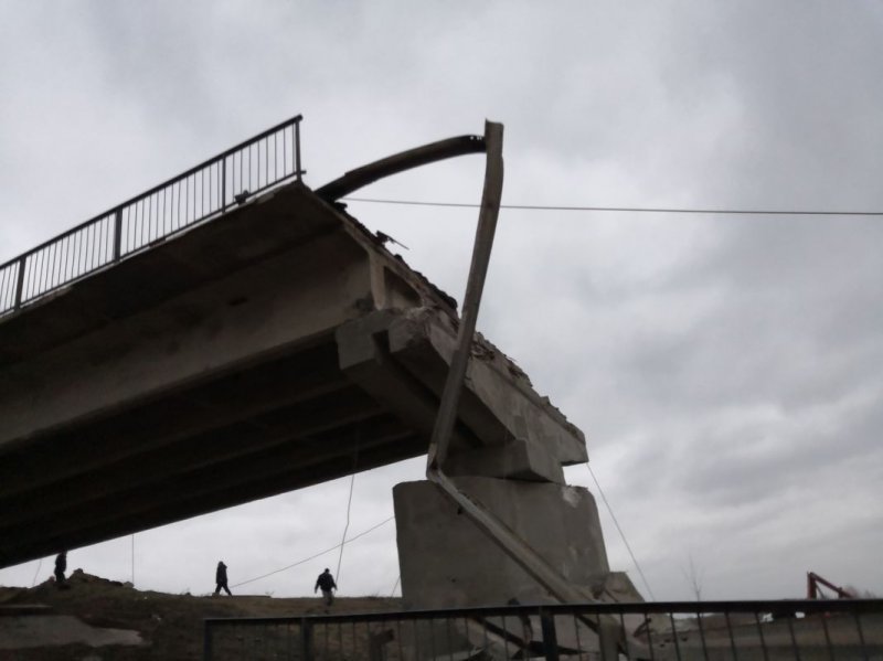 Уже девятый: в Воронежской области под тяжестью двух грузовиков обрушился мост